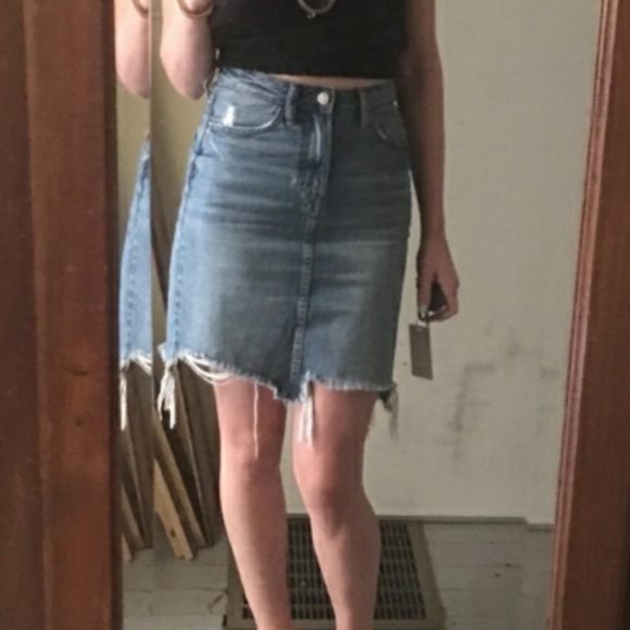 H&M distressed denim skirt - Picture 2 of 4